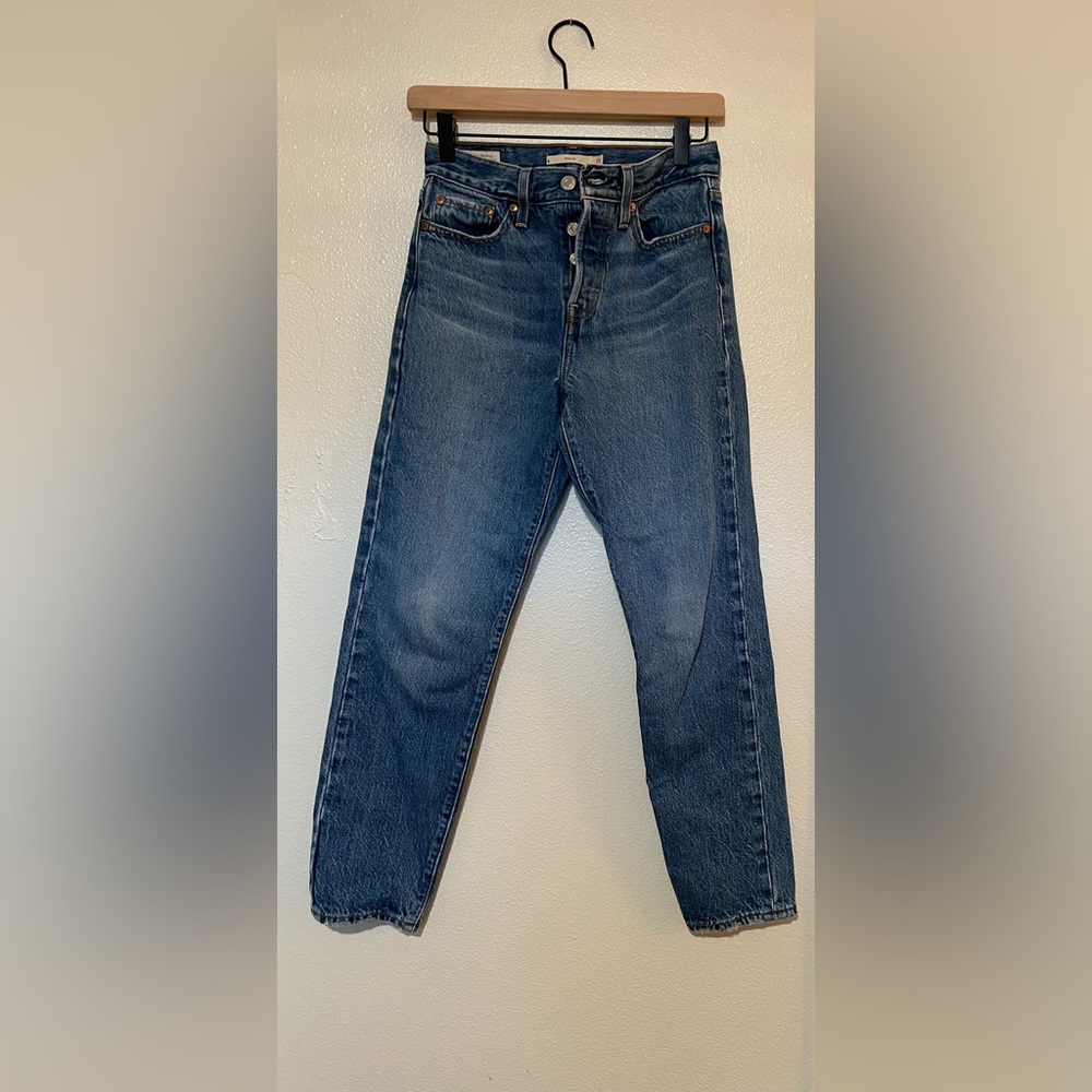 Levi’s wedgie button fly medium wash